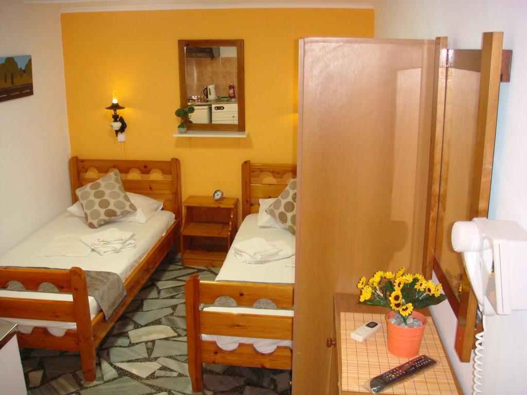 Boussetil Rooms Capanmat Tinos Exterior foto